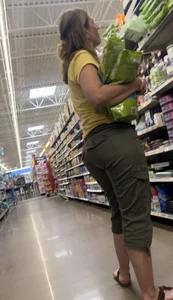 Mom with a nice phat ass