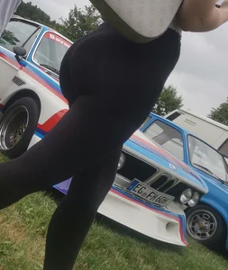 Girl with hot ass in leggings passing by
