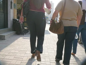 Lady with a nice big booty in leggings with vtl