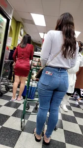 Latina in tight jeans (good set)