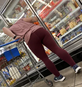 Pawg milf with red leggings