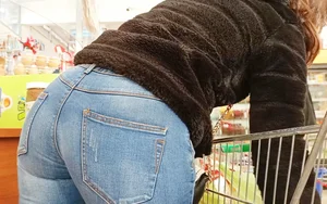 Mega booty girl in jeans