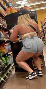 Blonde Mom is a Pawg