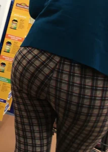 Nice big round booty in tight patterned leggings