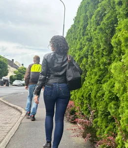 Nerdy girl fills out skin tight levis