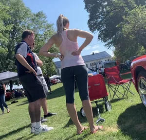 Car show MILF in leggings has a nice gap