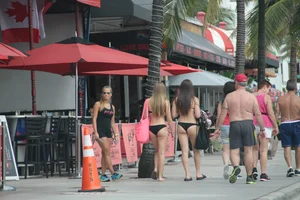 Florida beach and bikini girls