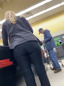 Hottt blonde milf got a nice ass.