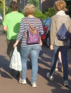 Street creepshots of girls and milfs in tight jeans