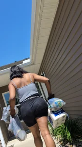 Thick ass delivery chick with vpl . She had too many bags and I needed caps
