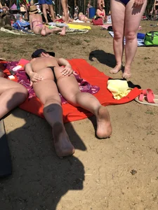 Hot beach candid chick covering her ass with sun lotion