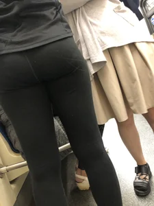 VPL subway teen wearing leggings