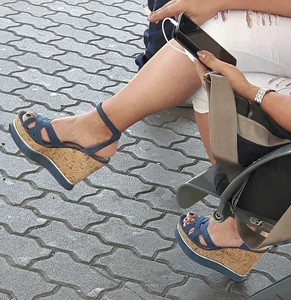 Candid girls in public showing nice legs and feet