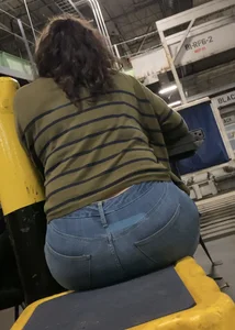 Teen supervisor at work: wide hips and a DUMPTRUCK ass