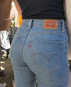 Mmmmm more nice levi’s butts #3 (Non OC)