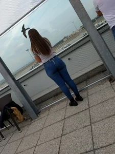 Big sexy ass in tight jeans at the airport