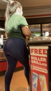 Thick Latina has big ass in leggings