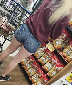 Nice MILF legs in tight shorts
