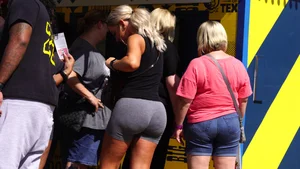 Big booty blonde babe in tight grey spandex shorts with vtl