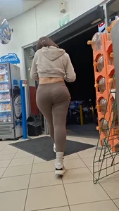 Latina jiggle big butt in brown leggings