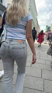 4K Pictures - Gray round ass in tight jeans walking the streets