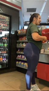 Thick Latina has big ass in leggings