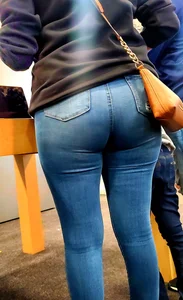 Thick ass in grocery store