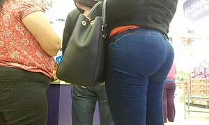 Big booty Latina milf in tight jeans shopping