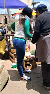 Gordita nalgona en jeans ajustados