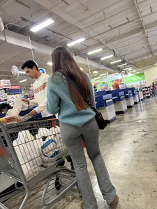 Brunette w/ bubble in grey leggings [OC]