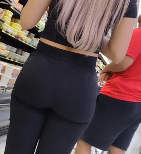 Good girls butt in Walmart RGV / Buenos culitos en Walmart en el Valle del Rio Grande