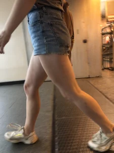 Girl with Hot Muscular Legs in Jeans Shorts Subway Creepshots