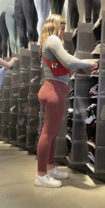 outrageously fat ass on this lulu employee
