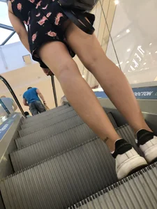 Hot Legs on the Mall Escalator Creepshot