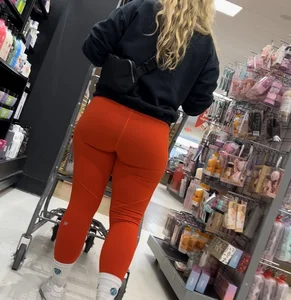 Pawg Blonde Milf in Red Leggins