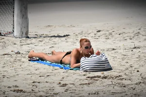 Redhead with nice tits in a bikini on the beach