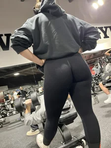Thick booty working out at the gym in black leggings