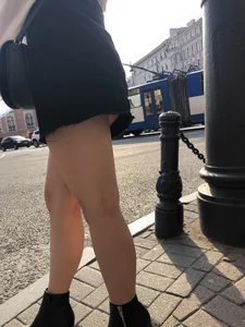 Awesome candid chick wearing a blouse and a skirt crossing the street on high heels, showing a little cheek