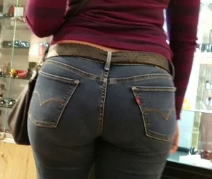 Mmmmm more nice levi’s butts #3 (Non OC)