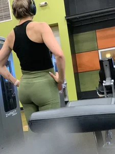 Girl working out with a nice ass in green leggings