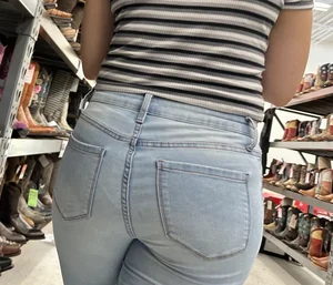 2 mamasitas today in jeans