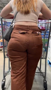 Pawg eating up them jeans