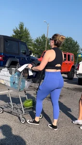 White momma in blue leggings at store