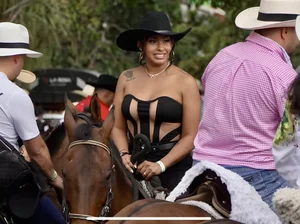 Latina cowgirls gitty up! Non OC