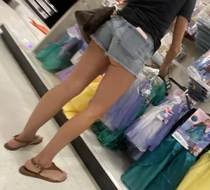 Supermarket milf in jean mini shorts bendovers creepshots