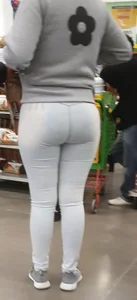Latina booty in pocket less jeans