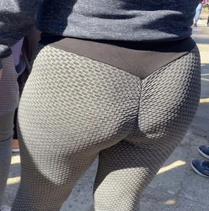 Booty runs in the family! ( 3 Generations of ass!)