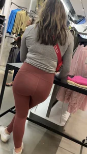 outrageously fat ass on this lulu employee