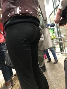 Nice VPL candid ass in tight pants