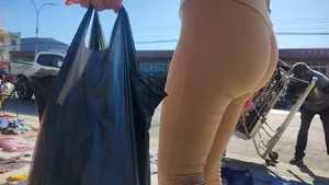 Beautiful college girl’s butt in tight leggings. Face capture (OC)